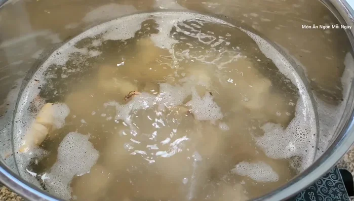 Thêm gia vị: 1.5 muỗng canh hạt nêm, 1.5 muỗng cà phê bột ngọt, 1.5 muỗng canh muối (hoặc muối ớt), 2 muỗng canh đường cát trắng, 2 muỗng canh đường phèn.