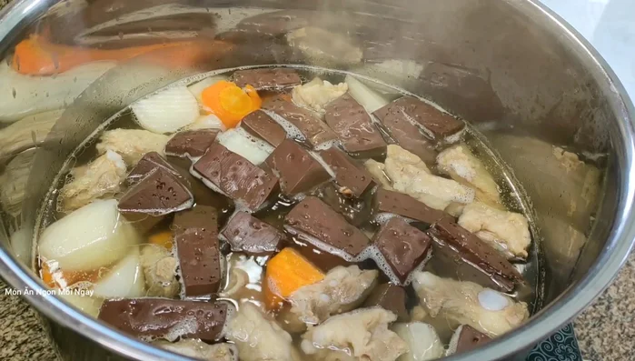 Cho củ cải muối vào, nấu thêm 20-25 phút.