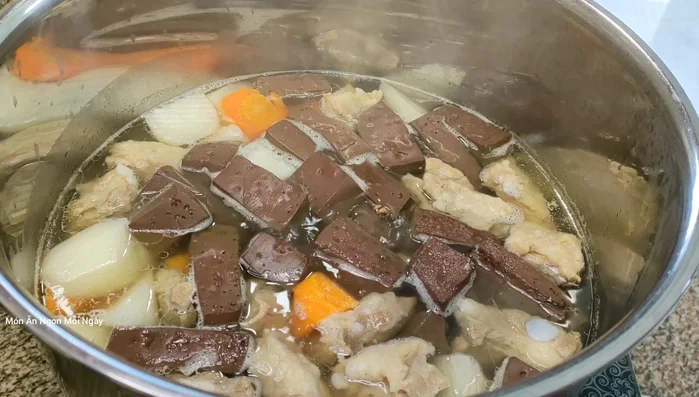 Nêm nếm lại gia vị cho vừa ăn. Thêm hành lá, ngò rí.