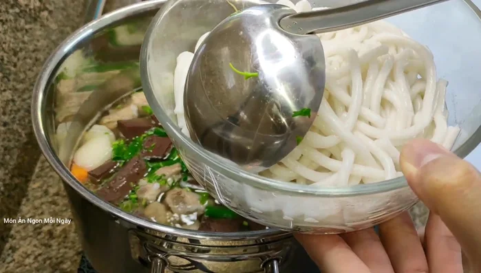 Trụng sơ bánh canh.