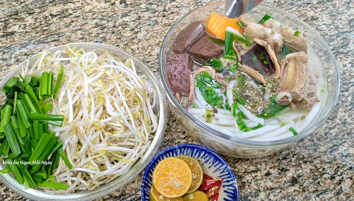Cho bánh canh vào tô, chan nước dùng, thêm huyết heo.
