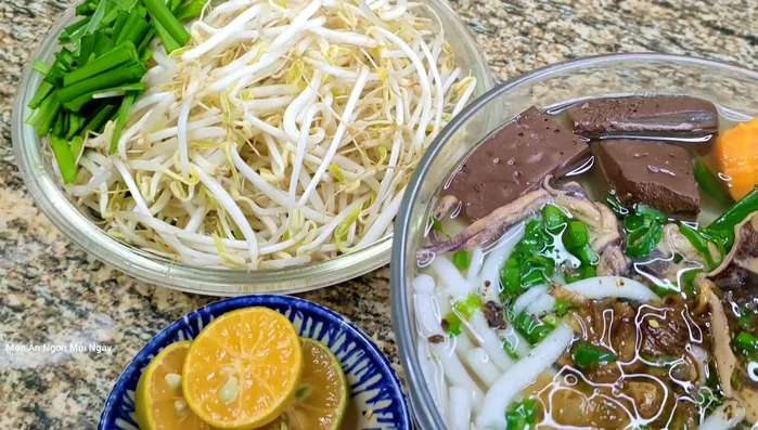 Trang trí với dầu hành tím, giá hẹ, chanh.