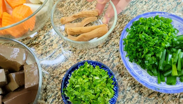Nấu nước dùng với 4 lít nước, cho sườn vào. Có thể thêm giò heo.
