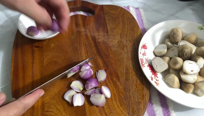 Cắt hành tím lát mỏng.