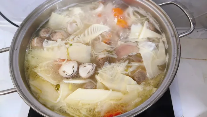 Nêm nếm lại với hạt nêm, bột ngọt (tùy chọn), muối. Đun sôi 5 phút.