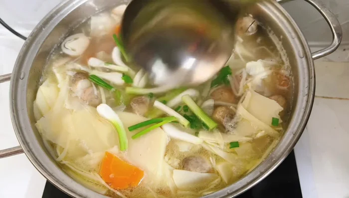 Cho hành lá vào, tắt bếp.