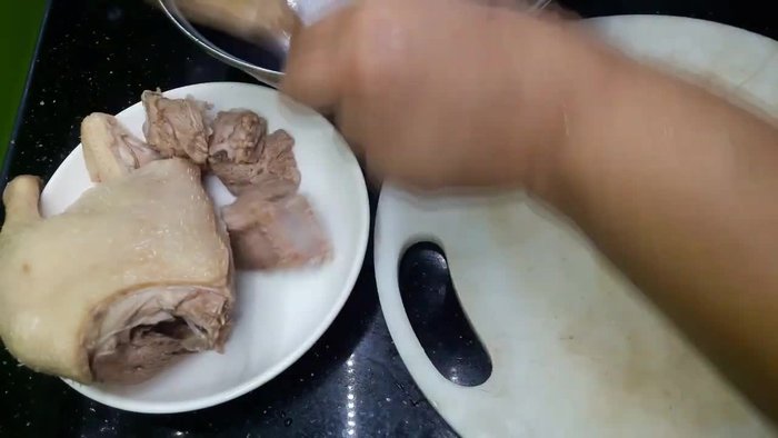 Chuẩn bị xương: Luộc xương sườn (có thể dùng xương khác) trong nồi nước. Lọc nước dùng để loại bỏ tạp chất.