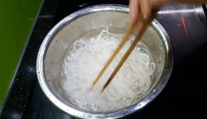Trần bún phở: Cho bún phở vào nước sôi, tắt bếp ngay khi nước sôi để bún mềm vừa phải.