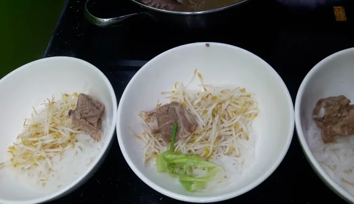Thái thịt ngan, vịt: Thái thịt ngan, vịt thành lát mỏng.
