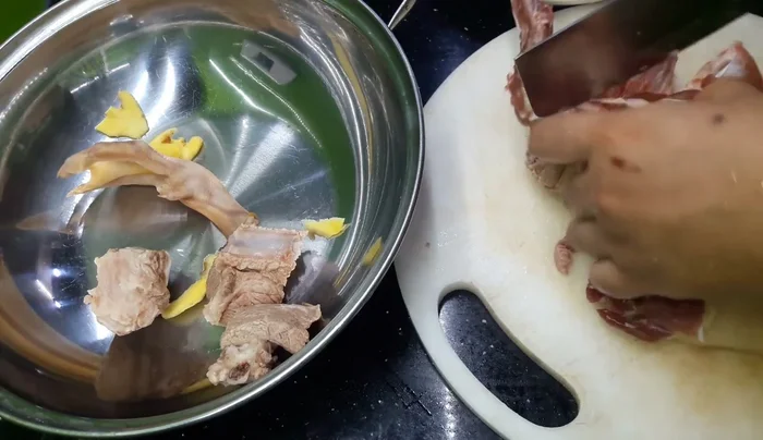 Nấu nước dùng: Cho xương, ngan, vịt vào nồi nước, thêm gia vị (muối). Đun sôi, vớt bọt. Đun nhỏ lửa khoảng 30 phút cho nước dùng ngọt và thịt mềm.