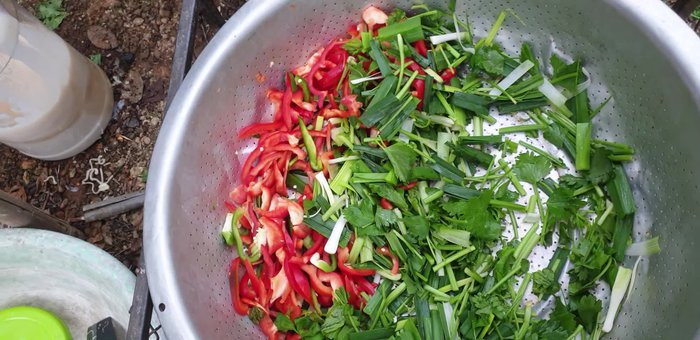 Thêm ớt chuông, cần tây, tỏi vào xào cùng.