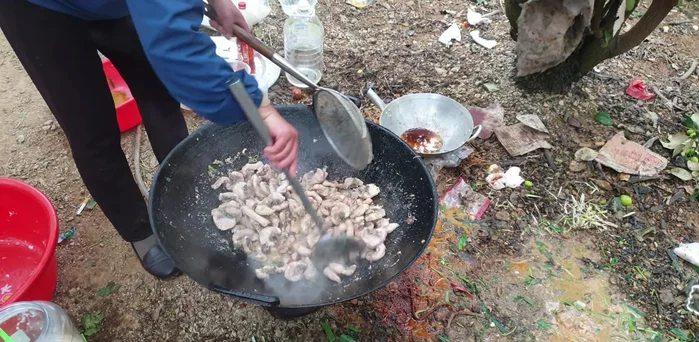 Xào đến khi cá chín mềm, các nguyên liệu khác chín tới thì tắt bếp.