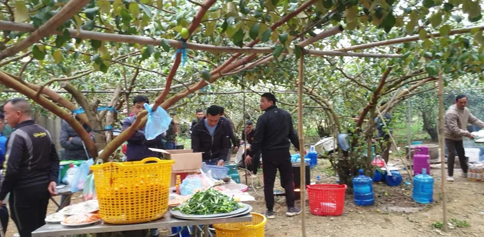 Đun nóng mỡ lợn trong chảo. (Mỡ lợn sẽ làm món ăn ngon hơn dầu ăn)