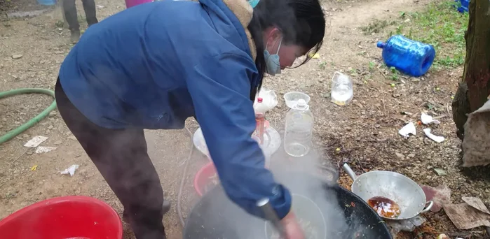 Múc cá chép xào ra đĩa, thưởng thức khi còn nóng.