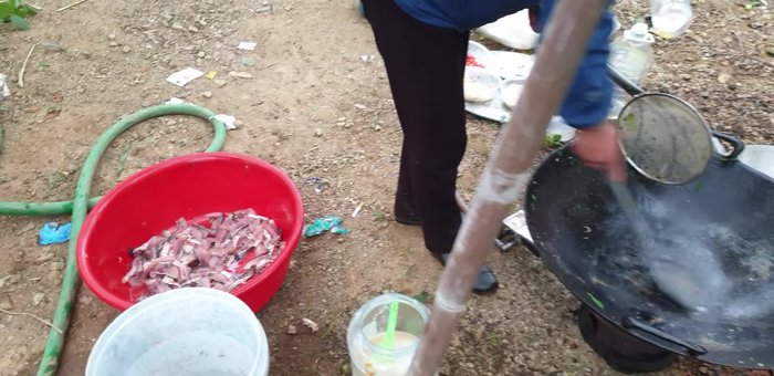 Sơ chế các nguyên liệu khác: Ớt chuông, cần tây, tỏi băm nhỏ.
