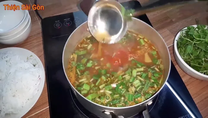 Nêm nếm gia vị cho vừa ăn.
