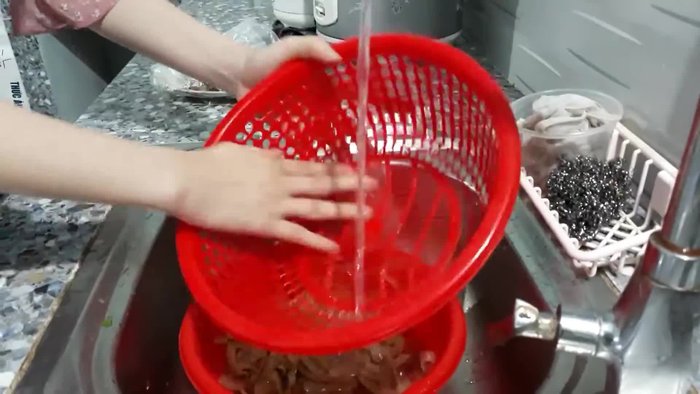 Luộc da bò cho đến khi mềm. (5.83)