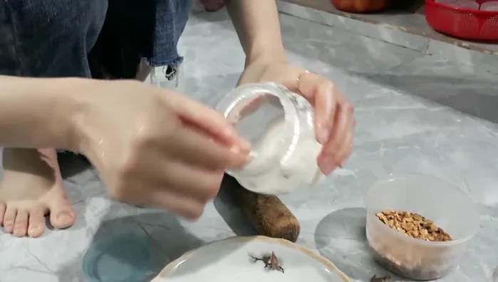 Trộn da bò với hỗn hợp gia vị, chanh, rau sống và hành phi. (227.17)