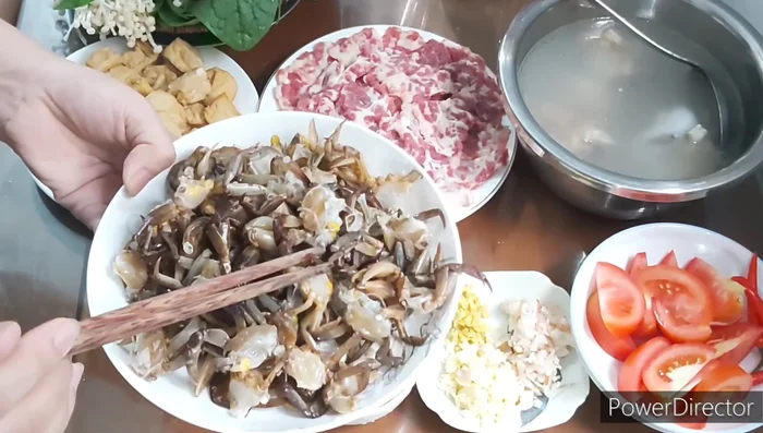 Làm sạch cua: Ngâm cua với muối 10 phút, rồi xóc nhiều lần cho sạch. Tách yếm, mai và lấy gạch cua riêng.