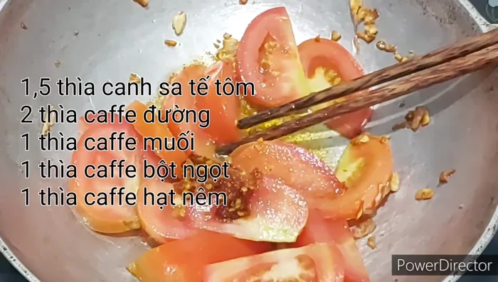 Thêm gia vị: Cho gạch cua vào hỗn hợp cà chua, nêm nếm gia vị, trộn đều.