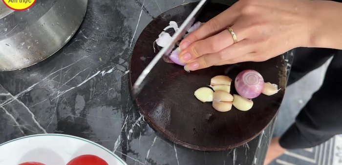 Băm nhỏ hành tím, tỏi.