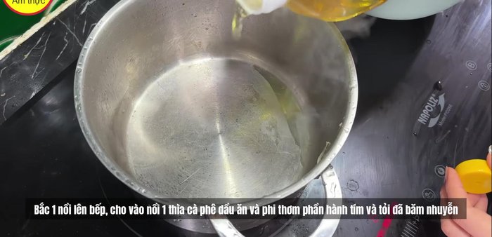 Phi thơm hành tím và tỏi với 1 thìa cà phê dầu ăn.