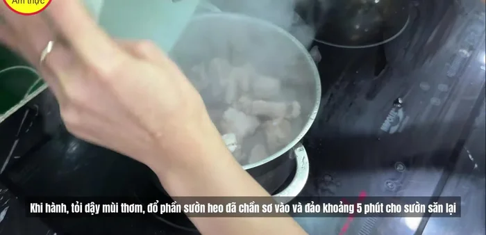 Cho sườn đã chần vào xào khoảng 5 phút cho săn lại.