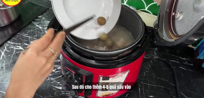 Thêm 5 quả sấu vào nồi (tùy chỉnh theo độ chua mong muốn). Ninh khoảng 30 phút.