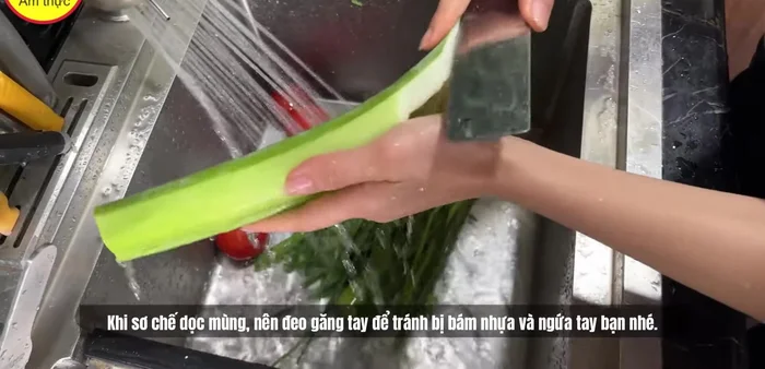Sơ chế dọc mùng: đeo găng tay, tước vỏ, cắt xéo, ngâm nước muối pha giấm để khử nhựa và giảm ngứa.