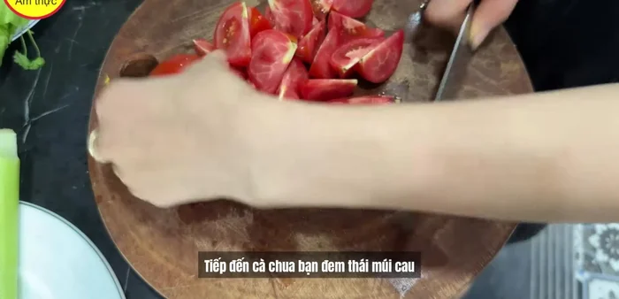 Cà chua thái múi cau.