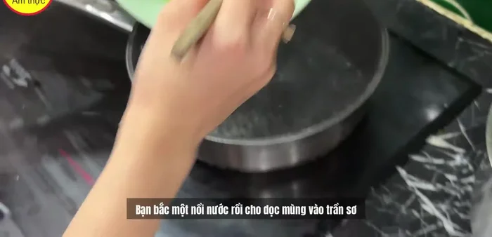 Trần sơ dọc mùng qua nước sôi.