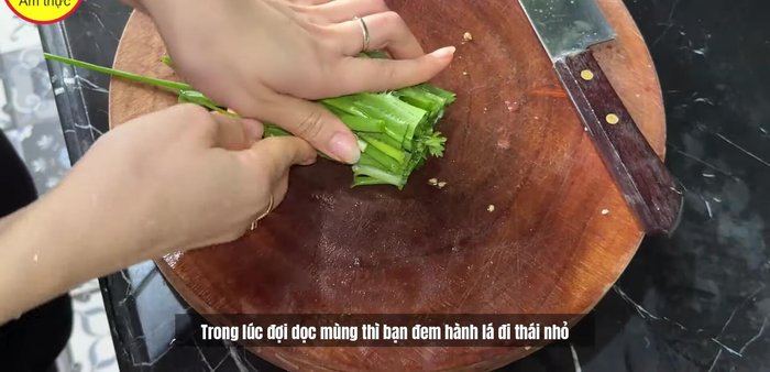 Thái nhỏ hành lá.