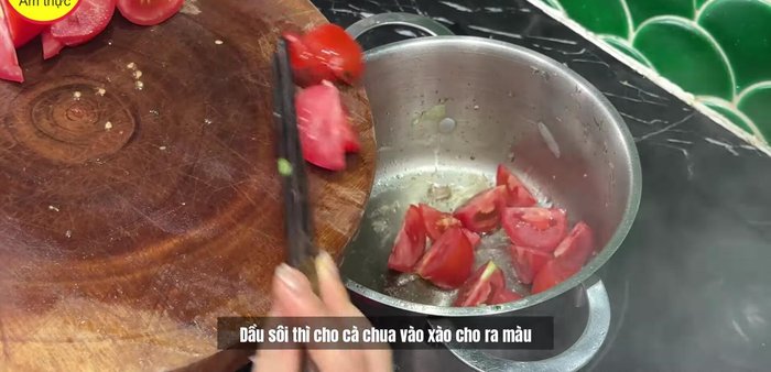 Xào cà chua với dầu ăn cho ra màu.
