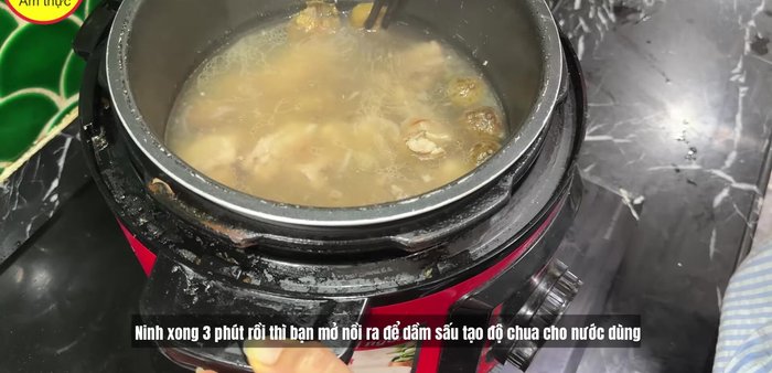Mở nồi áp suất, cho cà chua đã xào vào, ninh thêm 2 phút.