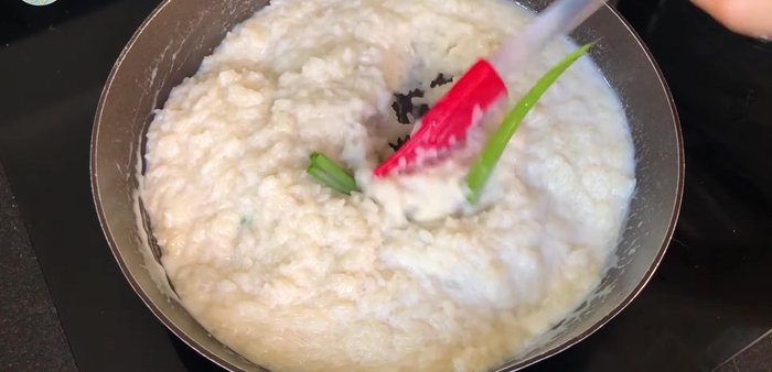Thêm lá dứa vào xôi để tăng mùi thơm.
