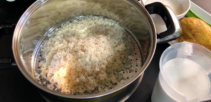Hấp xôi khoảng thời gian cho đến khi xôi chín đều (thường khoảng 30-40 phút). Trong quá trình hấp, mở nắp và xới đều để xôi chín đều. Có thể cho thêm lá dứa vào để xôi thơm hơn.