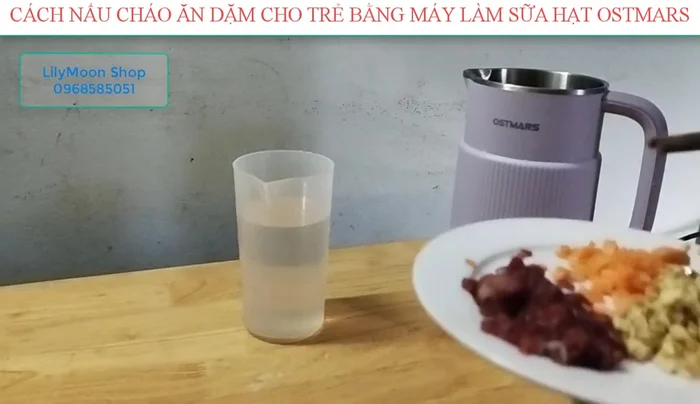Cho gạo, thịt bò, khoai lang, cà rốt vào máy làm sữa hạt. (51.86)