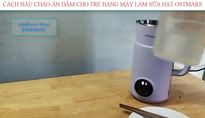 Đổ nước vào máy. (72.08)