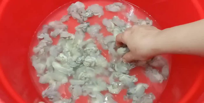Rửa sạch hàu với giấm và muối pha loãng để khử mùi tanh. Rửa lại nhiều lần với nước sạch. (7.66)