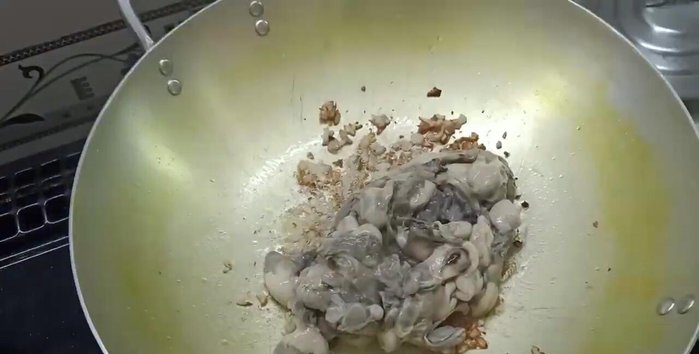 Thêm nấm tuyết, đường phèn, nước mắm, hạt nêm, bột ngọt vào xào cùng. (186.14)