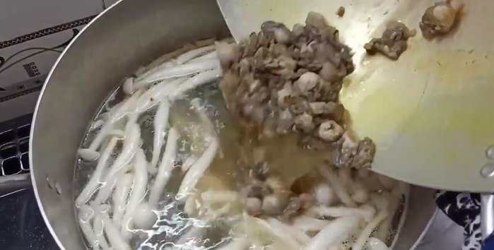 Cho hỗn hợp hàu và nấm vào nồi nước dùng, đun sôi. (371.03)