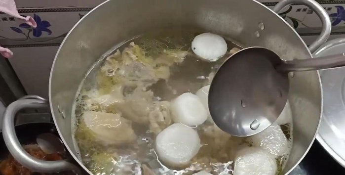 Nấu nước dùng gà với 1kg xương gà, 200g củ cải trắng khoảng 3 lít nước. (62.98)
