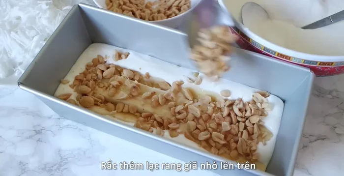 Rắc đậu phộng rang giã nhuyễn và dừa bào lên trên lớp chuối.