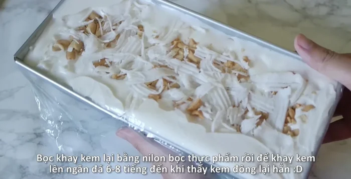Phủ khuôn kem bằng màng bọc thực phẩm và cho vào tủ đông trong khoảng 6-8 giờ cho đến khi đông cứng.