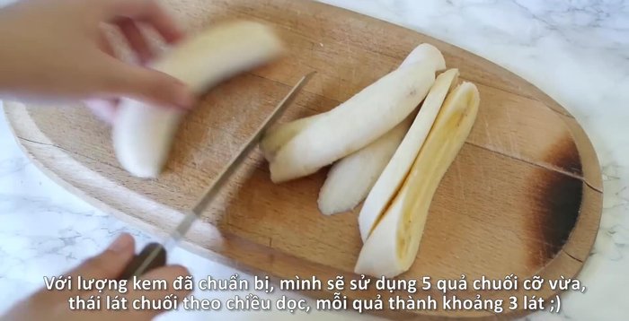 Cắt 5 quả chuối thành từng lát dọc, mỗi quả chia làm 2-3 lát bằng nhau.
