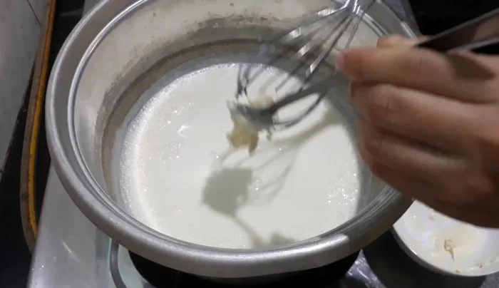 Cho phô mai đã tán nhuyễn vào, nấu thêm 1 phút.