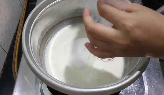 Thêm 100g đường vào, khuấy đều.