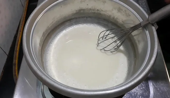 Cho hỗn hợp gelatin đã chuẩn bị vào, khuấy đều khoảng 2 phút.