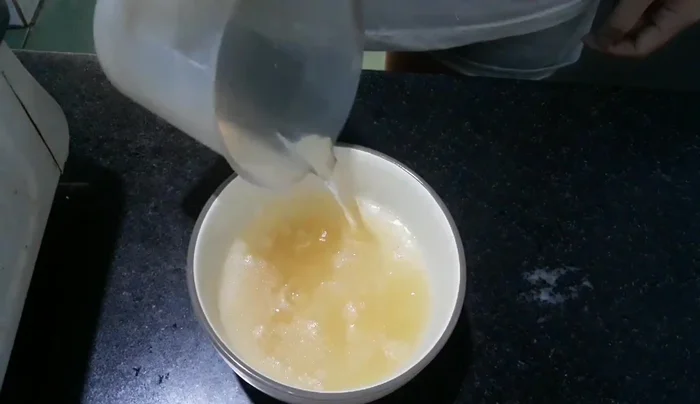 Cho 150ml nước vào 25g gelatin. Thêm 50ml nước sôi và 100ml nước nguội, khuấy đều.
