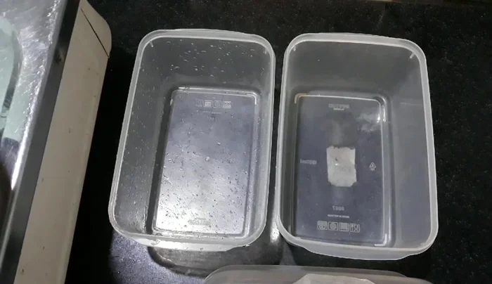 Đổ hỗn hợp vào khuôn. Có thể chia làm hai màu bằng cách thêm siro khác nhau và khuấy đều đến khi được màu ưng ý.